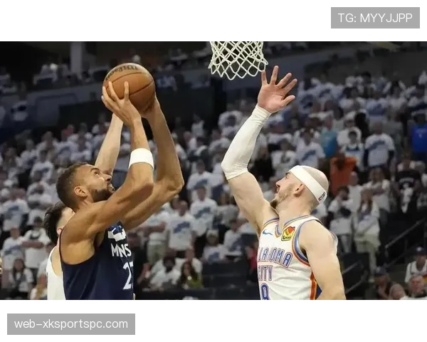 戈贝尔挡拆高效制造防守错位 拉开内线得分空间